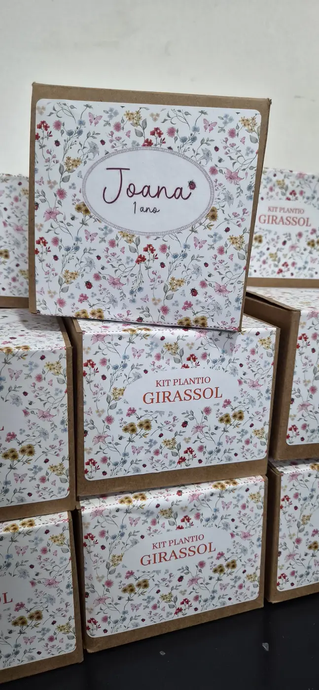 Conjunto de kits de girassol com embalagem personalizada para uma celebração